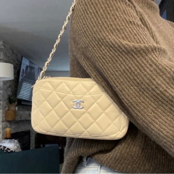 💎Authentic💎Chanel Quilted Leather Camera case with Matelasse chain - Picture 11 of 13